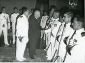 Fotografia de Américo Tomás no Palácio de Belém cumprimentando oficiais de marinha do navio-escola "Custódio de Melo"