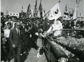 Fotografia de Américo Tomás no distrito de Faro, circulando em cortejo automóvel, por ocasião da visita oficial efetuada ao Algarve, de 11 a 14 de julho de 1965