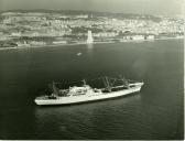 Fotografia aérea do navio-atómico Savannah entrando na barra do rio Tejo