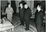 Fotografia de Américo Tomás no Palácio de Belém entregando a espada do capitão Santiago de Carvalho a representantes do Museu Militar de Lisboa 