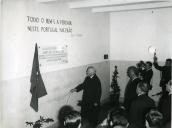 Fotografia de Américo Tomás no Liceu Gil Vicente, descerrando a lápide comemorativa do V centenário do nascimento de Gil Vicente