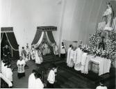 Fotografia de Américo Tomás na Igreja de Nossa Senhora Auxiliadora, durante a sessão de encerramento do II Congresso Nacional de Religiosos, com a pontifical de ação de graças presidida pelo Cardeal José Costa Nunes 