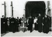 Fotografia de Américo Tomás, à saída do Mosteiro de Santa Maria de Belém (Mosteiro dos Jerónimos), por ocasião da missa mandada dizer pelos cadetes do Curso do Bartolomeu Dias