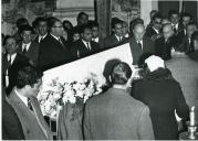 Fotografia de Américo Tomás na cerimónia fúnebre de Gago Coutinho na capela de S. Roque