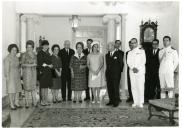 Fotografia de Américo Tomás, acompanhado por Gertrudes Rodrigues Tomás e por António Augusto Peixoto Correia, no Palácio de Belém por ocasião de um almoço oferecido a Silvino Silvério Marques