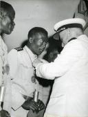 Fotografia de Américo Tomás atribuindo condecorações por ocasião da visita de estado efetuada a Moçambique