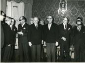 Fotografia de Américo Tomás no Palácio Nacional de Belém, condecorando o subsecretário de estado do orçamento com a Fita de Grande-Oficial da Ordem Militar de Cristo