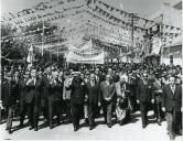 Fotografia de Américo Tomás, acompanhado por Alfredo Rodrigues dos Santos Júnior, em Grândola, por ocasião da visita oficial efetuada ao Alentejo
