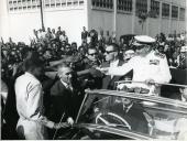 Fotografia de Américo Tomás deslocando-se na viatura oficial ao porto marítimo da cidade de Maputo, por ocasião da visita de estado efetuada a Moçambique