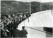 Fotografia de Américo Tomás, acompanhado por Francisco Franco Bahamonde, assistindo à missa solene, por ocasião da inauguração da barragem da Bemposta