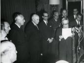 Fotografia de Américo Tomás, acompanhado por José João Gonçalves de Proença e por Alfredo Rodrigues dos Santos Júnior, participando nas comemorações do 1.º Centenário do Diário de Notícias