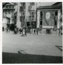 Fotografia de cartaz com a imagem de Américo Tomás, na ruas de Lamego, por ocasião da visita oficial realizada pelo Chefe de estado ao distrito de Viseu