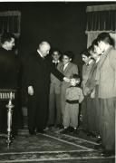 Fotografia de Américo Tomás com o Padre Fatela e os rapazes da Casa do Gaiato de Beja no Palácio de Belém