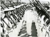 Fotografia de Américo Tomás passando revista às tropas da Armada portuguesa