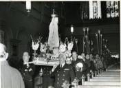 Fotografia da entrada do andor com a imagem de Nossa Senhora do Rosário de Fátima na Basílica de São João Baptista em Terra Nova, no Canadá