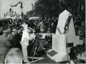 Fotografia de Américo Tomás, acompanhado por José Augusto da Costa Almeida e por António Augusto Peixoto Correia, durante uma cerimónia oficial em Vila Luiza, atualmente denominada Marracuene, por ocasião da visita de estado efetuada a Moçambique