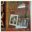 Fotografia de uma vitrina dispondo as fotografias de Américo Tomás e de António de Oliveira Salazar, por ocasião da visita oficial efetuada ao Algarve, de 10 a 14 de julho de 1965