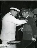 Fotografia de Américo Tomás atribuindo condecorações a militares por ocasião da visita oficial efetuada ao distrito da Guarda, entre o dia 30 de maio e o dia 2 de junho de 1964
