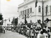 Fotografia da população aguardando o cortejo presidencial, por ocasião da visita de estado efetuada por Américo Tomás a Moçambique