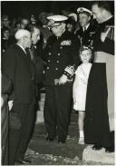 Fotografia de Américo Tomás cumprimentando um grupo de ardinas, por ocasião da visita efetuada ao distrito de Leiria, de 24 a 26 de outubro de 1964