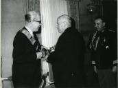 Fotografia de Américo Tomás no Palácio de Belém, presidindo à cerimónia de condecoração do ministro da Defesa da Alemanha