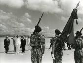 Fotografia de Américo Tomás, acompanhado por José Augusto da Costa Almeida e por António Augusto Peixoto Correia, durante um desfile militar por ocasião da visita de estado efetuada a Moçambique