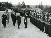 Fotografia de Américo Tomás e comitiva, por ocasião da abertura solene do ano lectivo da Escola Naval, no Alfeite em Almada.