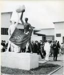 Fotografia de Américo Tomás, acompanhado por António Augusto Peixoto Correia, caminhando pelas ruas de Luanda, por ocasião de uma paragem de três dias em Angola, durante o regresso da visita de estado efetuada a Moçambique