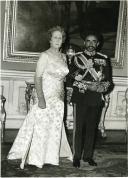 Fotografia de Gertrudes Ribeiro da Costa com Hailé Selassié I, no Palácio de Queluz