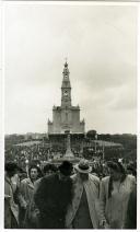 Fotografia dum grupo de peregrinos no Santuário de Fátima por ocasião da cerimónia da coroação solene da imagem de Nossa Senhora de Fátima