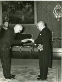 Fotografia de Américo Tomás no Palácio Nacional de Belém, presidindo à cerimónia de entrega de credenciais pelo embaixador da Finlândia em Portugal