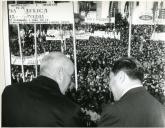 Fotografia de Américo Tomás saudando a população, por ocasião da visita efetuada à vila da Azambuja, durante a qual inaugura a fábrica de automóveis Ford 