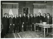 Fotografia de Américo Tomás no Palácio de Belém recebendo em audiência representantes administrativos da Ilha da Madeira