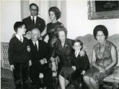 Fotografia de Américo Tomás na Palácio Nacional de Belém acompanhado pela família, nomeadamente pela esposa, pelas filhas, pelo genro e pelos dois netos