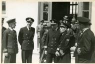 Fotografia de Américo Tomás durante uma visita à Escola Naval, no Alfeite, por ocasião da cerimónia da comemoração do centenário daquela academia