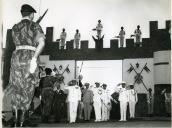 Fotografia de Américo Tomás acompanhado por António Augusto Peixoto Correia no Quartel do Esquadrão dos Dragões na cidade de Maputo, por ocasião da visita de estado efetuada a Moçambique