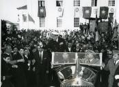 Fotografia de Américo Tomás cumprimentando a população durante o cortejo automóvel, por ocasião da visita oficial realizada ao distrito de Viseu