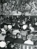 Fotografia de Américo Tomás, acompanhado por Alfredo Rodrigues dos Santos Júnior e por Gertrudes Rodrigues Tomás, em Tavira, presidindo à inauguração das instalações do Palácio da Justiça, por ocasião da visita oficial efetuada ao Algarve 