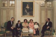 Fotografia da família Eanes com os Reis da Bélgica
