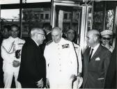 Fotografia de Américo Tomás, acompanhado por António Augusto Peixoto Correia, no Banco Nacional Ultramarino da cidade de Maputo, por ocasião da visita de estado efetuada a Moçambique