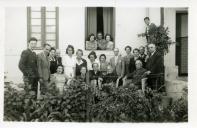 Fotografia de Gertrudes Tomás, mulher de Américo Tomás, na companhia das filhas Maria Madalena e Maria Natália e de familiares
