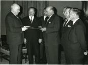 Fotografia do Presidente da República Américo Tomás no Palácio de Belém, presidindo à cerimónia de entrega de diploma de sócios honorários do Lisboa Ginásio Clube