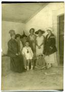 Fotografia de Gertrudes Ribeiro da Costa na companhia da sua mãe, Adelaide Ribeiro, irmãs e outros familiares, durante uma visita à vila de Sintra.