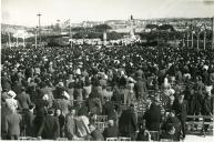Fotografia da população convidada a assistir à cerimónia da missa e bênção dos navios bacalhoeiros na Praça Afonso de Albuquerque, em Lisboa