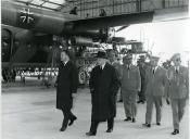 Fotografia de Américo Tomás por ocasião de uma visita particular efetuada às Oficinas Gerais de Material Aeronáutico de Alverca