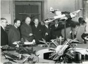 Fotografia de Américo Tomás na exposição de aeronáutica no Palácio das Galveias