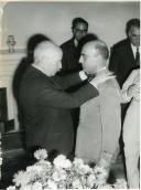Fotografia de Américo Tomás no Palácio de Belém, condecorando Gaspar Freitas do Amaral com a Ordem Militar de Cristo