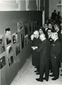 Fotografia de Américo Tomás nas instalações do Secretariado Nacional de Informação, acompanhado por César Moreira Batista, presidindo à inauguração de uma exposição sobre submarinos, tendo depois assistido ao filme "Safari Atlântico"