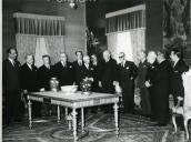 Fotografia de Américo Tomás no Palácio de Belém, recebendo em audiência um grupo dos "Amigos de Lisboa"