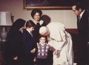 Fotografia do casal Eanes com os filhos na companhia do Papa João Paulo II e a Irmã Maria do Rosário